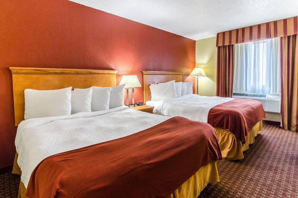 Queen Room with Two Queen Beds - Non-Smoking interior